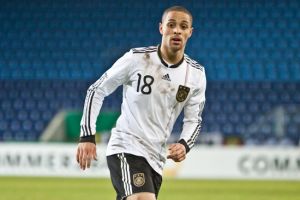 لاعب ليفركوزن سام يغيب عن مواجهة برشلونة بسبب الإصابة