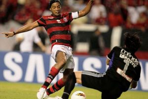 فلامنجو يبحث عن رعاة جدد لسداد راتب رونالدينيو