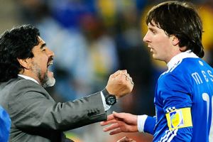 مارادونا ينتقد بيليه دفاعا عن ميسي ويفكر في تدريب بوكا جونيورز 