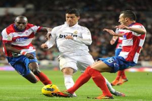 ريال يسحق ريسنج ويعزز موقعه في صدارة دوري اسبانيا  