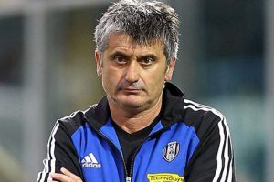 تشيزينا الإيطالي يقيل مدربه أريجوني