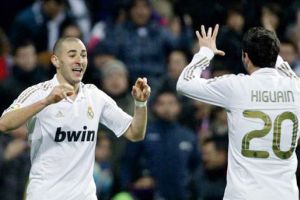 مورينهو حائر في الاختيار ما بين بنزيمة وهيغواين