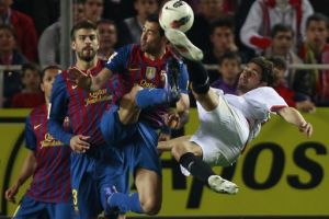 تشابي وميسي يقودان برشلونة لتخطي اشبيلية