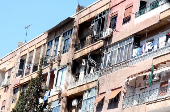 آثار الدمار بادية على أحد المباني إثر الاشتباكات التي شهدتها دمشق