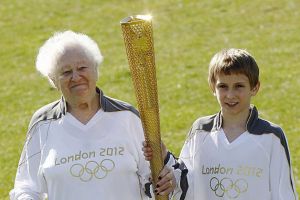 اختيار سيدة عمرها 100 عام ضمن حملة شعلة اولمبياد لندن