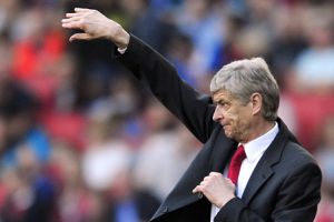 فينغر يتمكن من الاستمرار مع آرسنال في موسمه الأصعب