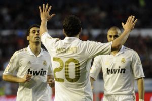 هيغوين في السماء بعد تسجيله الهدف الـ 100 لريال مدريد