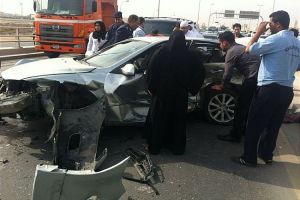 إصابة 3 بحرينيين بتصادم مركبتين بكوبري وزارة العمل(شاهد الصور)