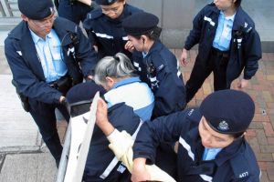 سيدة تنتحر بالقفز من فوق مبنى مرتفع فتسقط على امرأة أخرى وتقتلها في هونج كونج