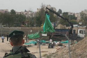 قوات اسرائيلية بدات باجلاء مستوطنين من منزل في الخليل