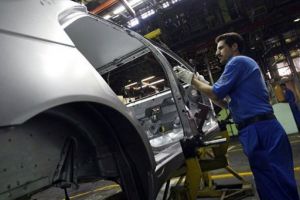 إنتاج سيارات بيجو لإيران سيظل متوقفا حتى سبتمبر