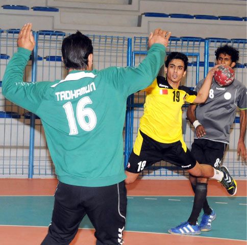 الديراوي عبدالله عيسى يحاول اختراق الدفاع الشبابي