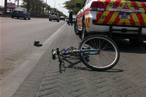 إصابة آسيوي صدمته سيارة بتقاطع مقابة (شاهد الصور) 