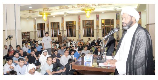  الشيخ جاسم الخياط متحدثاً في حفل تأبين عبدالكريم فخراوي بمسجد مؤمن مساء أمس الأول (الجمعة)