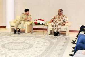 القائد العام لقوة دفاع البحرين يجتمع مع وفد عسكري باكستاني