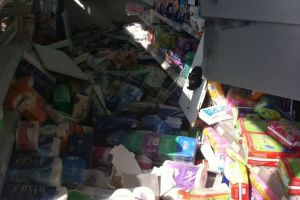 المعتدون على محلات 24 ساعة في الرفاع تركوا مخلفات سرقاتهم وأثارهم واضحة