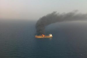 'البيئة' تؤكد متابعتها لعمليات تفريغ المواد الكيماوية من الناقلة الليبيرية