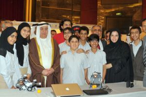 طلبة يعرضون الروبوت الذكي في معرض 'تقنية المعلومات 2012'