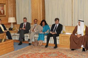 وكيل الخارجية يطلع السفراء العرب والأجانب على مستجدات التفجير الارهابي في العكر 