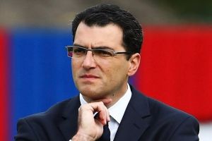 رحيل مدير الكرة بنادي ليفربول كومولي