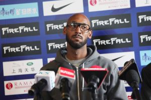 أنيلكا يساعد تيجانا في تدريب شنغهاي شينهوا