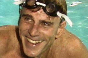 وفاة أسطورة السباحة الاسترالي موراي روز عن 73 عاما