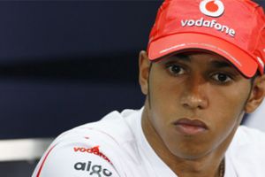 البريطاني لويس هاميلتون يؤجل موضع تجديد عقده مع مكلارين الى ما بعد سباق البحرين للفورمولا 