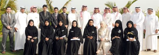 عبدالحكيم الخياط متوسطاً موظفي «بيتك»