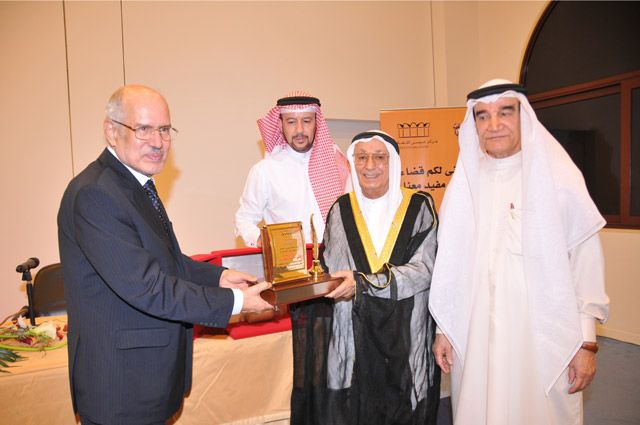 تكريم تقي البحارنة بمركز عيسى الثقافي