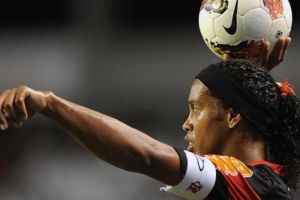 عرض صيني لرونالدينهو وفلامنغو لا يمانع في التفاوض