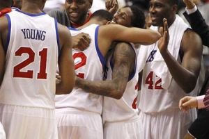 سيفنتي سيكسرز يقترب من الاطاحة ببولز في الـ'NBA'