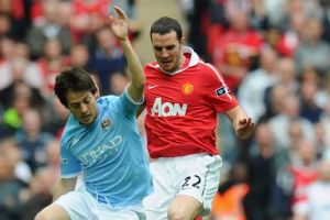 عشاق الكرة الإنجليزية يترقبون حسم لقب الدوري الممتاز في اليوم الأخير