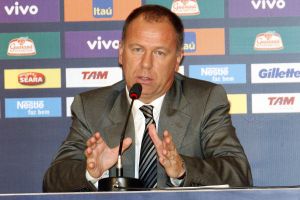 مينزيس يستبعد رونالدينهو ويضم باتو قائمة البرازيل للأولمبياد