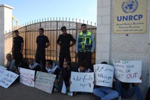 فلسطينيون يغلقون مقر الامم المتحدة والصليب الاحمر بغزة تضامننا مع الاسرى