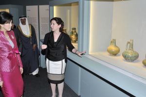 رئيسة وزراء تايلند تزور مركز الفاتح الإسلامي ومتحف البحرين الوطني