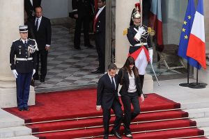 صاعقة تضرب طائرة الرئيس الفرنسي الجديد خلال توجهه إلى برلين