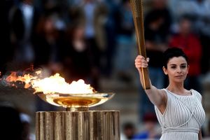 الشعلة الاولمبية تبدأ رحلتها الى بريطانيا 