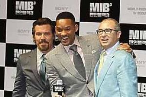 (ويل سميث) يصفع إعلاميا حاول تقبيله