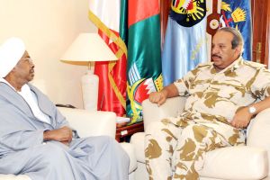 القائد العام لقوة دفاع البحرين يجتمع مع السفير السوداني الجديد