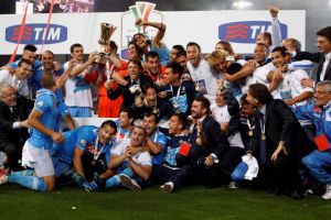 نابولي يهزم يوفنتوس ويفوز بكأس ايطاليا ويحرز لقبه الأول منذ عهد مارادونا