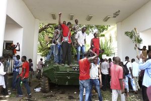 محتجون يحتلون قصر الرئاسة في مالي 