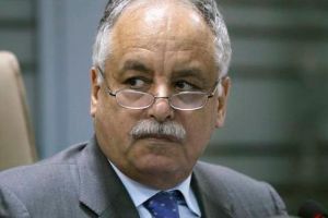 آخر رئيس وزراء في عهد القذافي يضرب عن الطعام داخل سجنه في تونس 