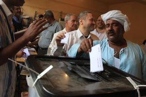 تمديد موعد اغلاق مكاتب الاقتراع في مصر لمدة ساعة 