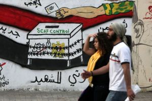 المصريون فخورون بانتخاباتهم الحرة لكن بعضهم يشعر بالقلق من صراع رئاسي عنيف