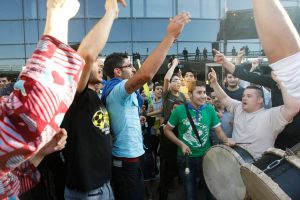 رهائن لبنانيون في طريقهم لبيروت بعد الافراج عنهم في سوريا 