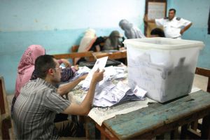 المصريون يدلون بأصواتهم لانتخاب خليفة مبارك في جولة غير حاسمة