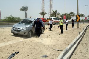 إصابة بحرينية بتدهور سيارة بشارع الشيخ خليفة (شاهد الصور)