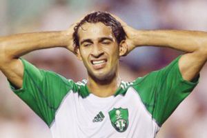 الاهلي يجدد عقد الحوسني ويتعاقد مع الخميس