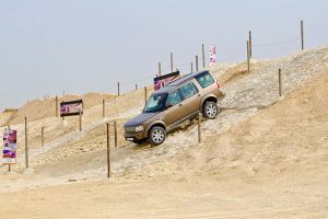 نجوم الرجبي يقومون بجولة في مرافق حلبة البحرين الدولية