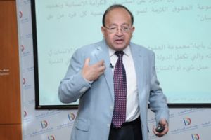 أستاذ الإعلام السياسي بجامعة القاهرة :الإعلام يلعب دوراً في نشر حقوق الإنسان.. وحرية الصحافة ركن من الديمقراطية